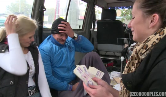 Молодая парочка поучаствовала в групповушке в самом центре города