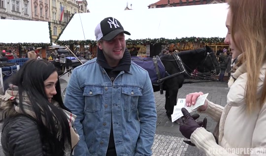 Красивая телочка в тайне от мужика дает в жопу незнакомцам за деньги