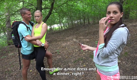 Спортивная телочка любит подставлять свою накаченную жопу за деньги