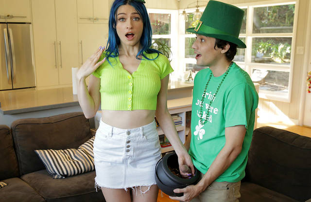 Парень кончил на грудь сестры во время праздника и расслабился