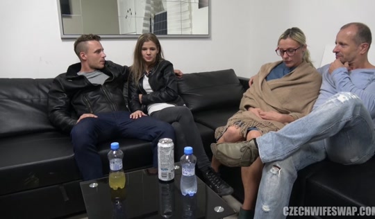 Две развратные парочки замутили групповушку после работы