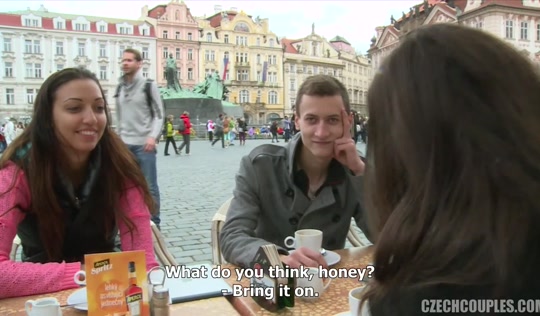 Молодую парочку склонили к групповушке прямо в центре Праги