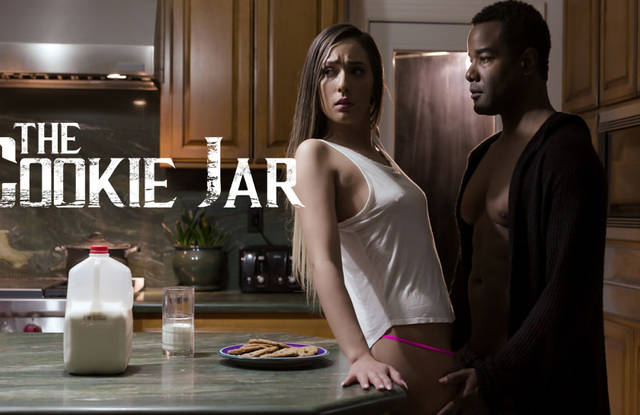 Молодая стройная телочка трахается с черным парнем и получает кайф