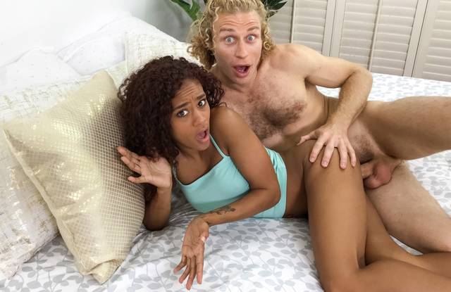 Шоколадная сучка променяла страпон подружки на член соседа