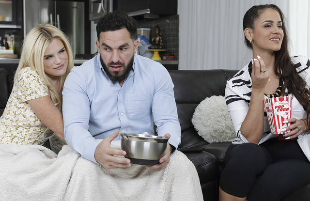 Мать не дала подрочить, и девка лезет на член братика