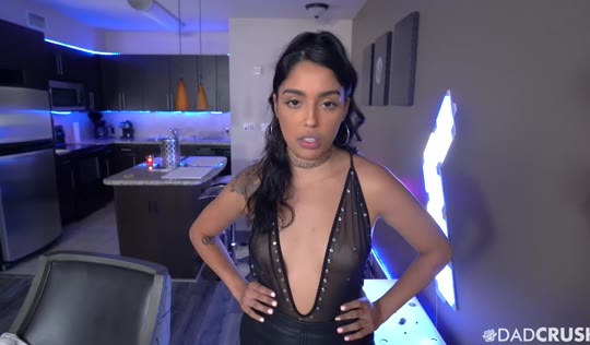 Отчим строго воспитывает обдолбанную дочь после вечеринок