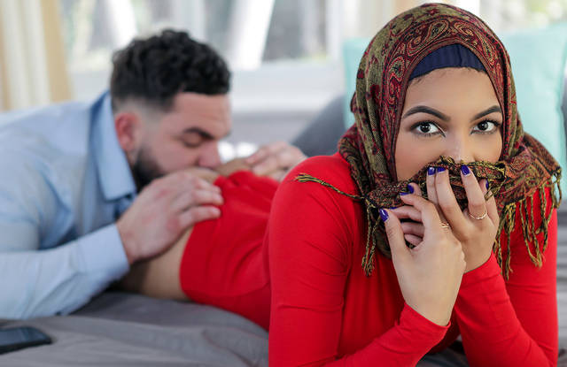 Сводный брат спас мусульманку, опорочив её мохнатку