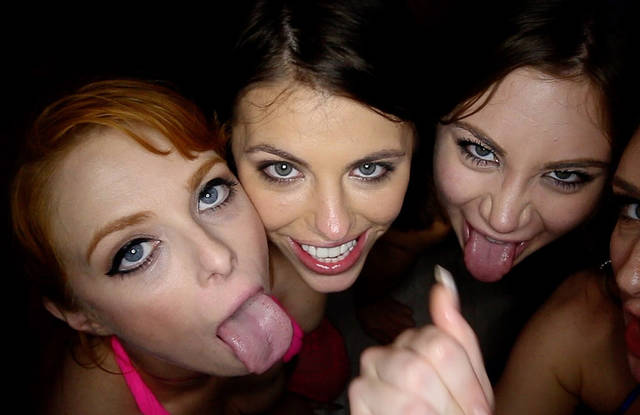 Четыре пьяные девушки отсасывают от спермы длинный выбритый хуй