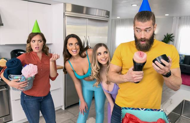 Три шлюшки в масле на вечеринке отсасывают крепкому спортивному парню