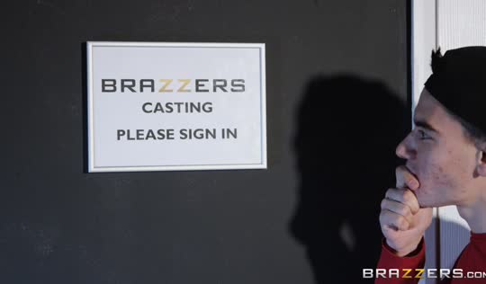 Худощавый пацанчик решился зарулить на порно кастинг