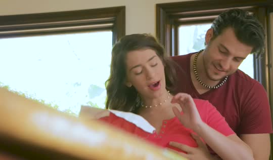 На кухне две красотки и хочется потрахать обеих