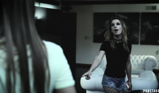 Отчим неплохо устроился - пердолит дочу и ее бывшую подружку