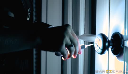 Лесбиянка Адриана Чечик заставляет незнакомую телку лизать