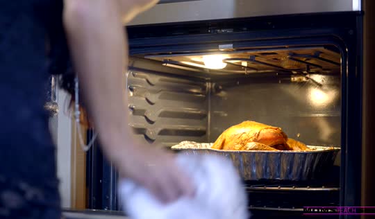 Все началось с жареной курочки - групповой секс дома в выходной