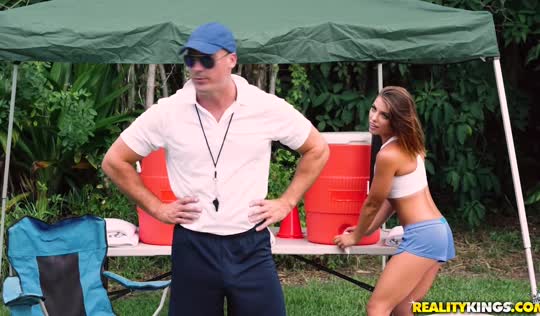 Футболистка докопалась до тренера - секс на газоне