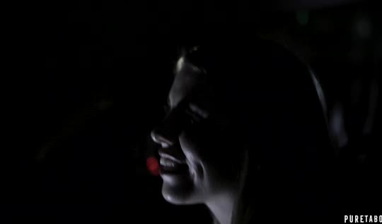 Жесткое подавление шлюшек и доминирование - порно в сарае