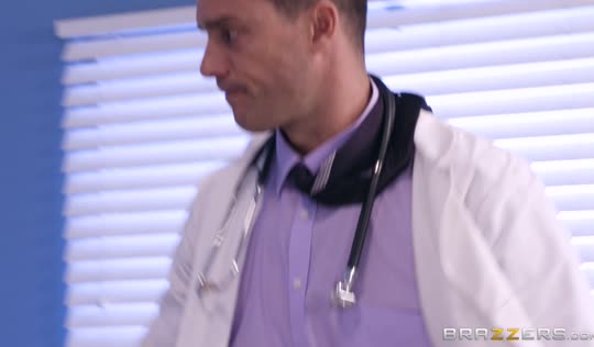 Докторам стало сложнее работать - медсестры ходят полуголые