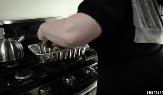 Мужик разнообразил секс рацион - жарит любовницу и дочку