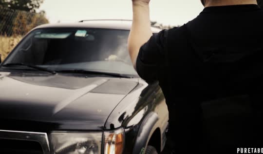 Красавицу обыскивают на таможне - вагинальный метод