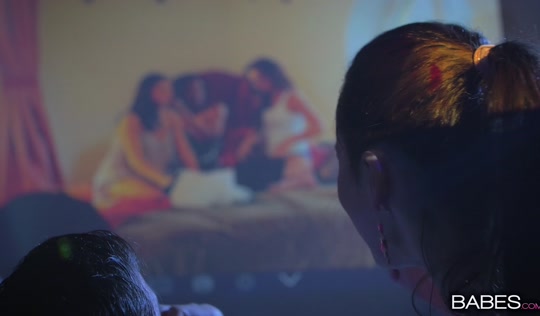 Умницы-сестрицы делят парня - вечерний группен трах