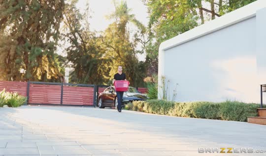 Дядя смотрит телевизор, а племяш трахает тетю в ванной