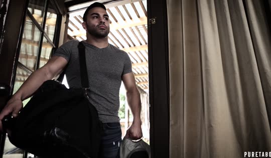 Новый отчим был накачан и доча захотела иметь с ним секс