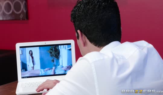 Девушка устраивается на работу, а хедхантер хочет иметь с ней секс