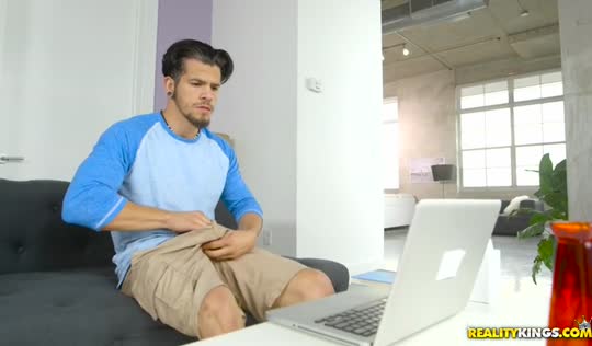 Зачем дрочить, когда дома есть шикарная дама - порно с мачехой