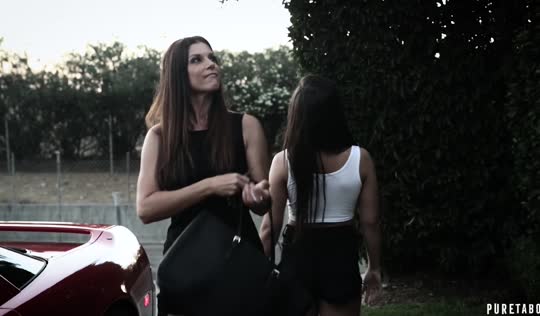 Мамка сама находит сыну молодых телочек - порно оргия