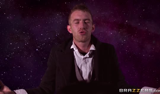 Злобная феминистка напала на доктора, вооружившись дилдо