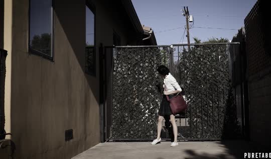 Симпотная квартиросъемщица увидела как хозяин дрочит член