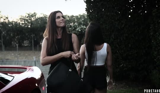 Мамка объявила сбор на даче и устроила групповой трах