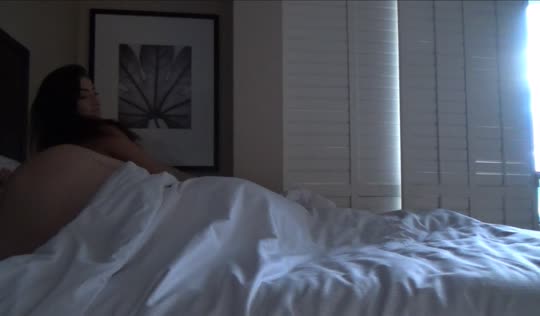 С бодуна тип проснулся в постели сексуальной сестренки