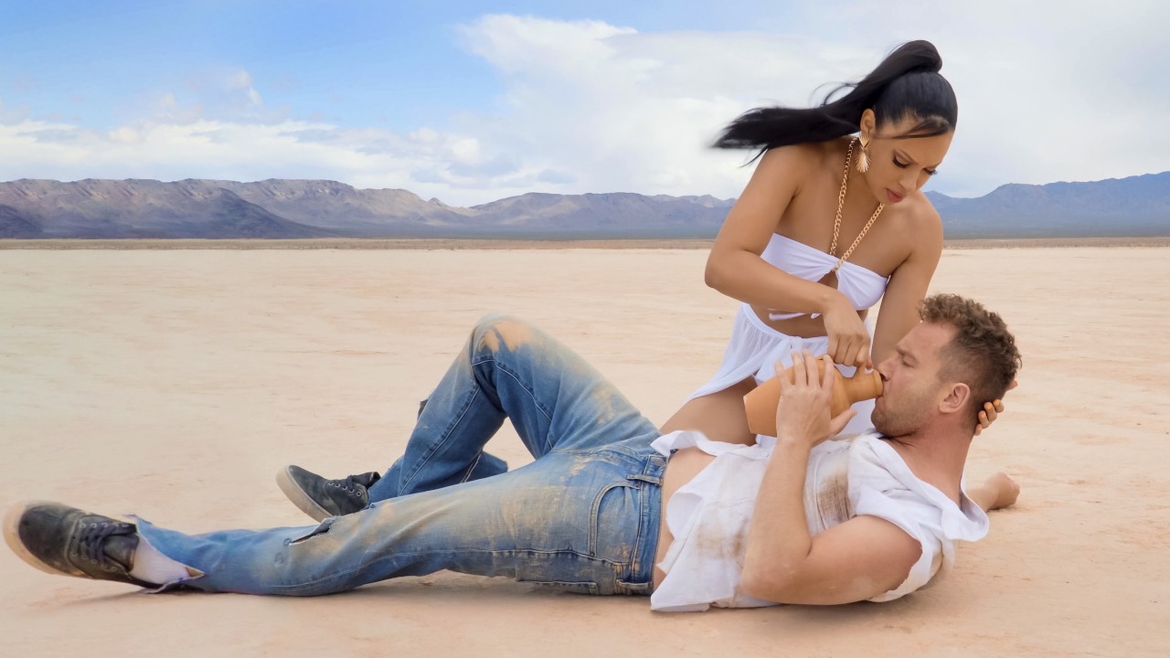 Сексуальная нимфа спасает и трахает незнакомого красавчика