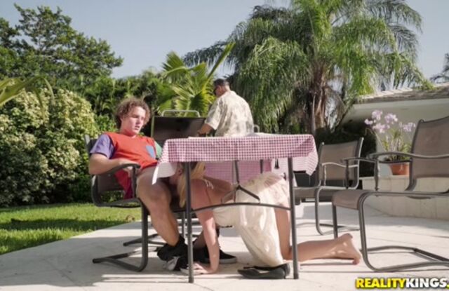 Погожим деньком шустрый паренек трахал двух женщин на даче