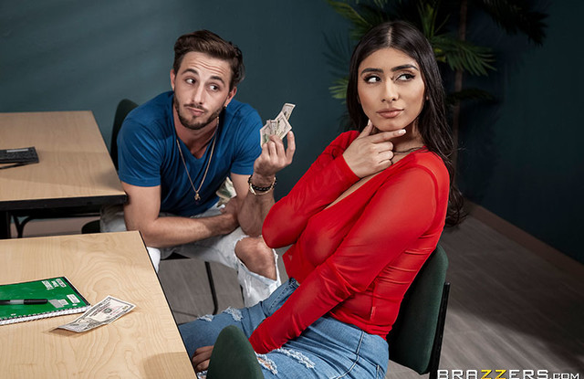 Парень платит школьнице, чтобы та отсосала ему хер