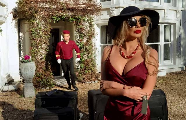 Раздел гламурную блондиночку и страстно отымел на столе