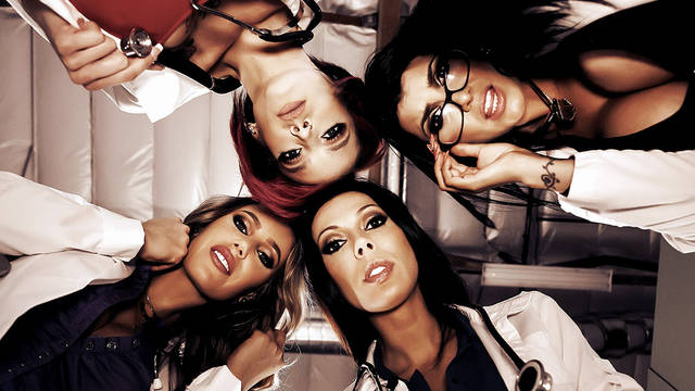 Четыре медсестры наслаждаются грубым проникновением в киску