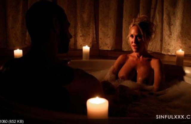 Знатно потрахались в ванной после водных процедур в миссионерке