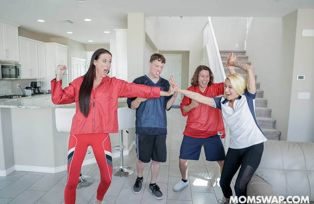 Сексуальная дива позвонила подруге с сыном и устроила групповуху